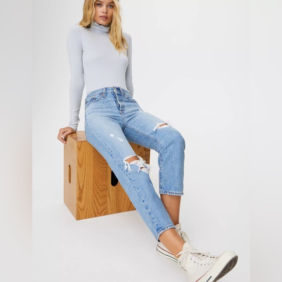 Levis 501 distressed light wash denim - Picture 4 of 14